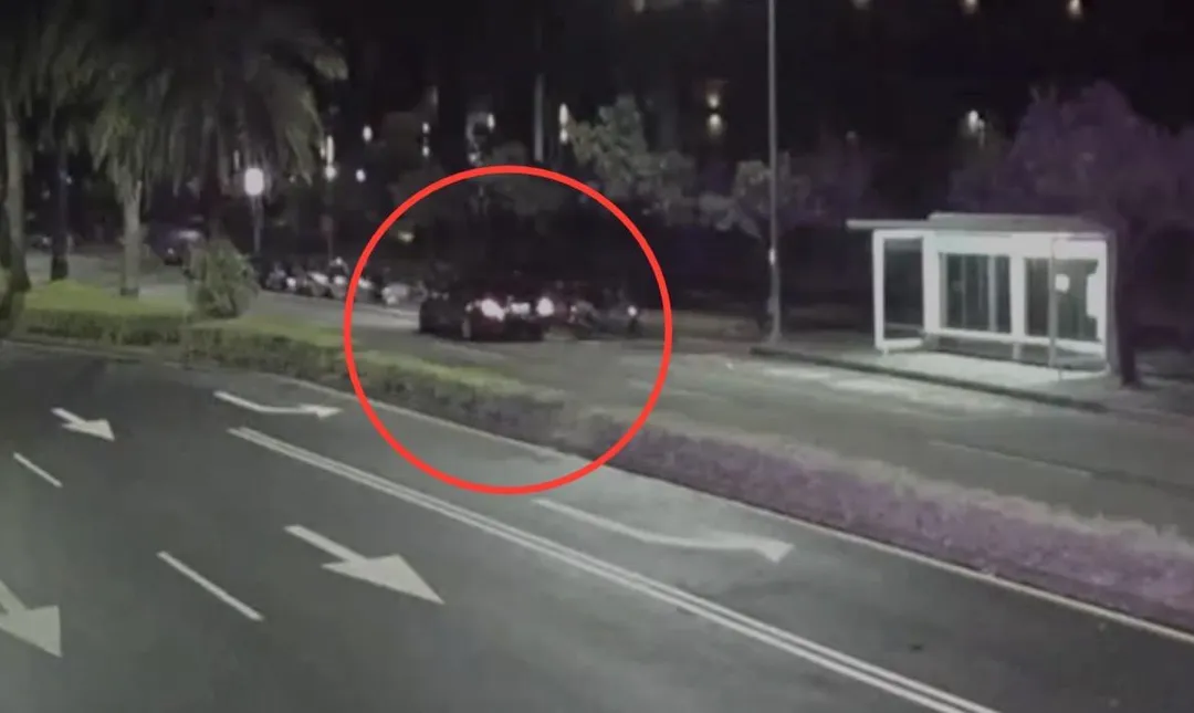 賓士車失控衝撞16機車後肇逃。(圖/翻攝畫面)