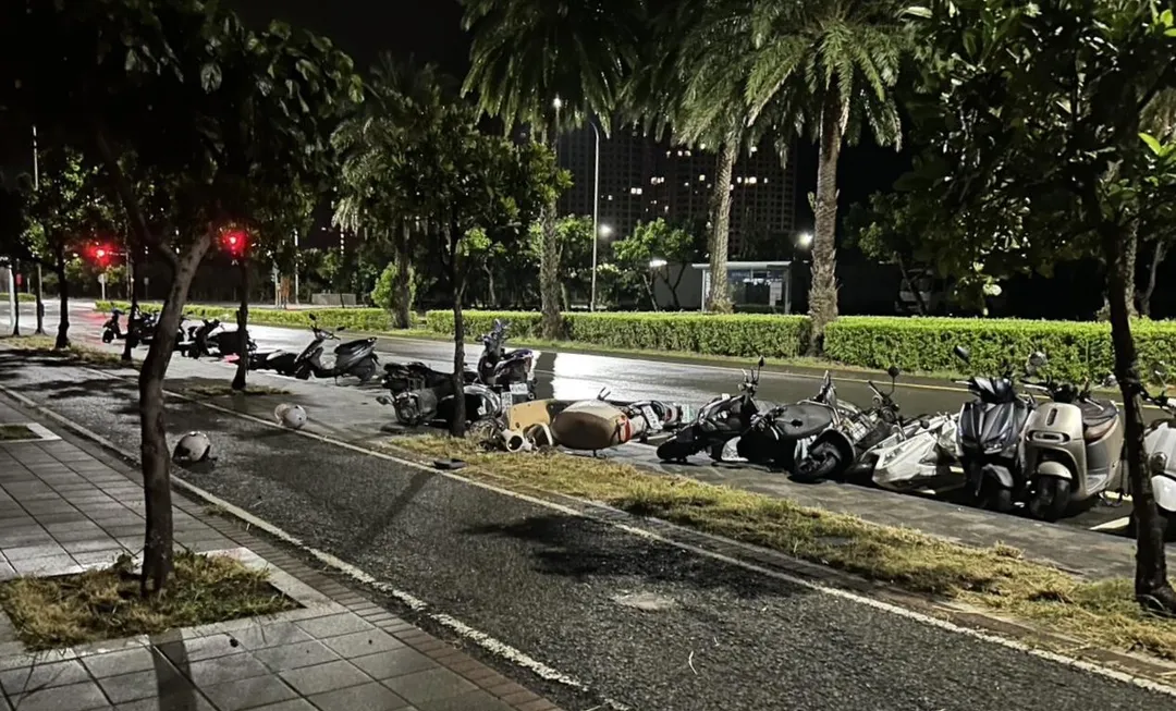 現場16台機車被撞倒毀損。(圖/翻攝畫面)