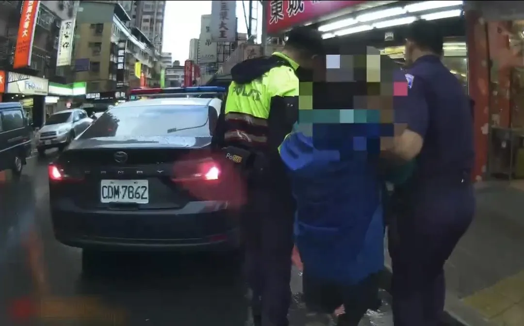 老翁屢勸不聽最後被上銬管束帶回派出所。（圖／翻攝畫面）