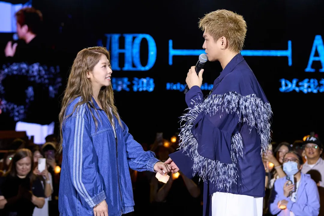 蕭景鴻（右）演唱會霸氣牽老婆（左）上台放閃，許願明年20週年辦婚禮。（圖／相信音樂 提供）