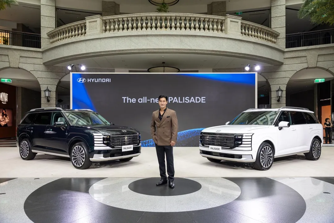 崔始源與兩輛Hyundai PALISADE同框展現旗艦休旅魅力（圖／中天車享家朱朱哥來聊車）