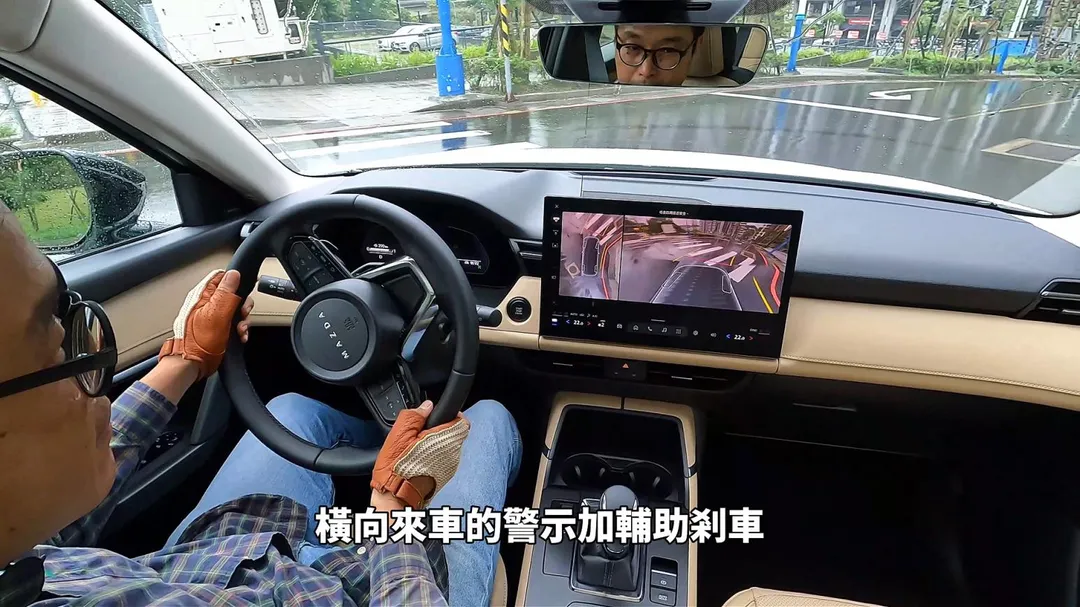 頂規搭載前方橫向來車警示結合輔助剎車，實際測試主動安全功能（圖／中天車享家朱朱哥來聊車）