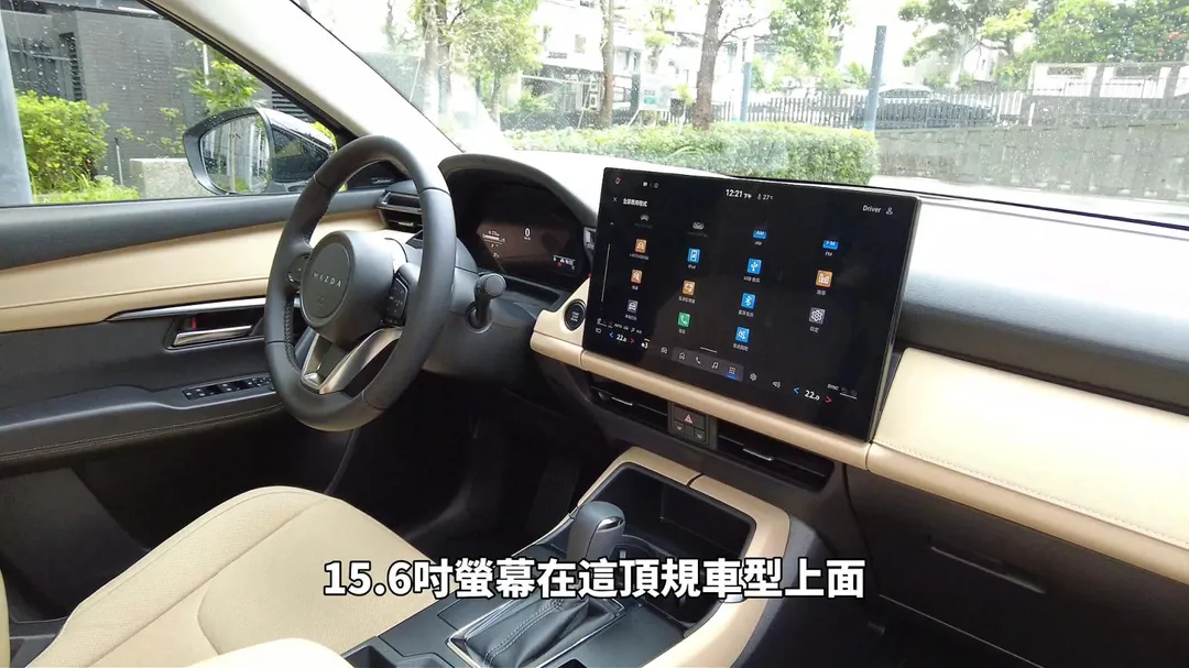 頂規車型搭載15.6吋大螢幕，座艙科技感全面提升（圖／中天車享家朱朱哥來聊車）