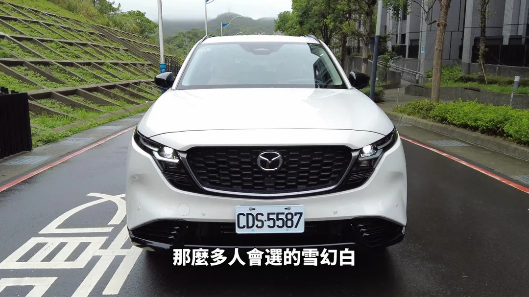 全新Mazda CX-5雪幻白車色需加價一萬元，成為熱門選擇之一（圖／中天車享家朱朱哥來聊車）