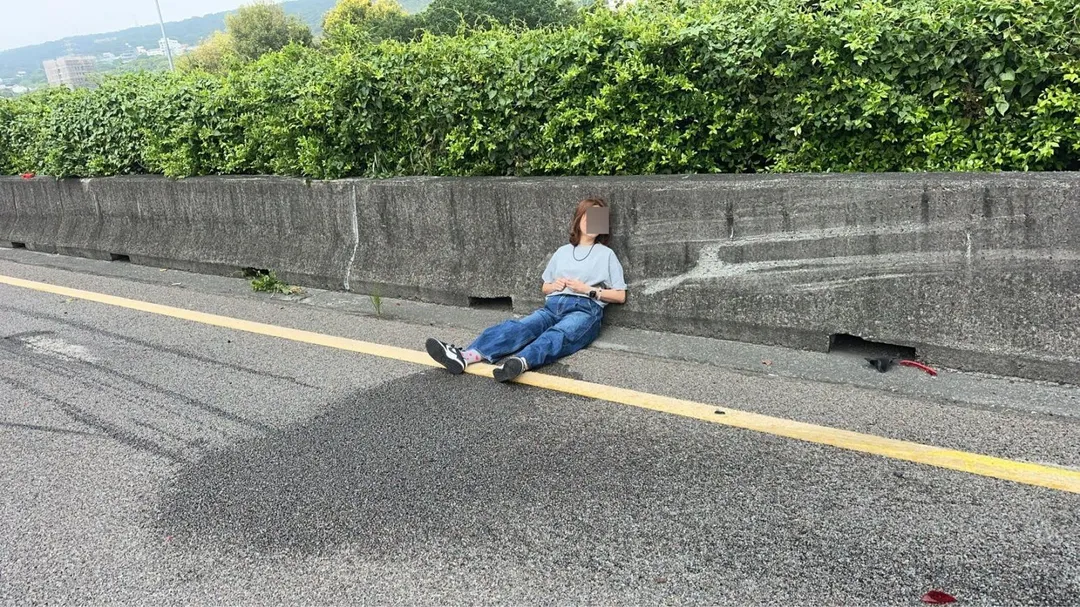 51歲Volvo林姓女駕駛經酒測值為0稱開啟ACC系統,事發後在路肩,一臉驚嚇。(圖/中天新聞)