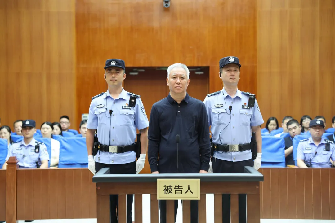 8月20日廣東省深圳市中級人民法院對恆大集團、恆大地產、被告人許家印案進行一審宣判。恆大集團判處罰金人民幣88.2億元、恆大地產判處罰金人民幣70億元、許家印數罪並罰，判處無期徒刑，剝奪政治權利終身，並處沒收個人全部財產。（圖／廣東省深圳市中級人民法院供圖）