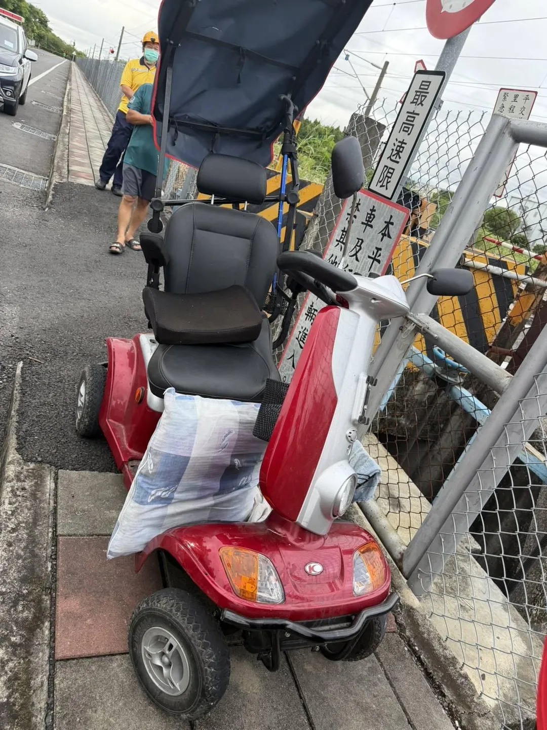 該名86歲男子疑似駕駛四輪電動輔助車，進入魚寮路平交道時因不明原因卡住。（圖／警方提供）