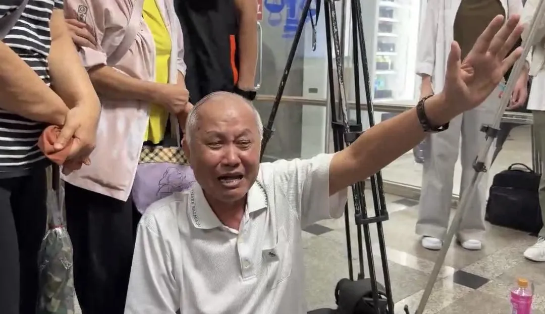 死者父親要求法官判死得知判無期坐地痛哭。（圖／翻攝畫面）