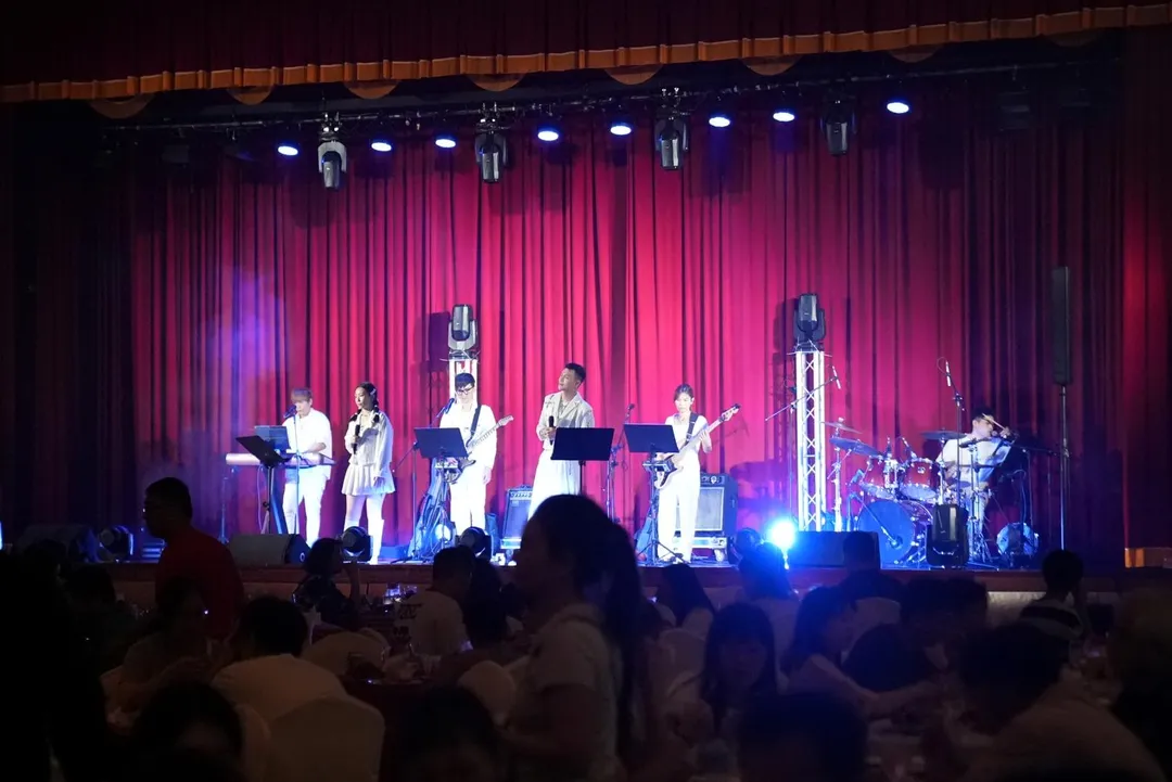 現場不僅有Live樂團熱力開唱，還準備總價值超過10萬元豪華住宿券抽獎，讓賓客們邊大啖美食、邊嗨翻中秋夜！圖/圓山大飯店提供