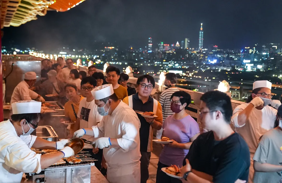 圓山高空中秋烤肉宴結合城市夜景、星空月色與豐盛海陸美饌，適合家庭聚會、情侶摯愛與三五好友相約到訪。圖/圓山大飯店提供