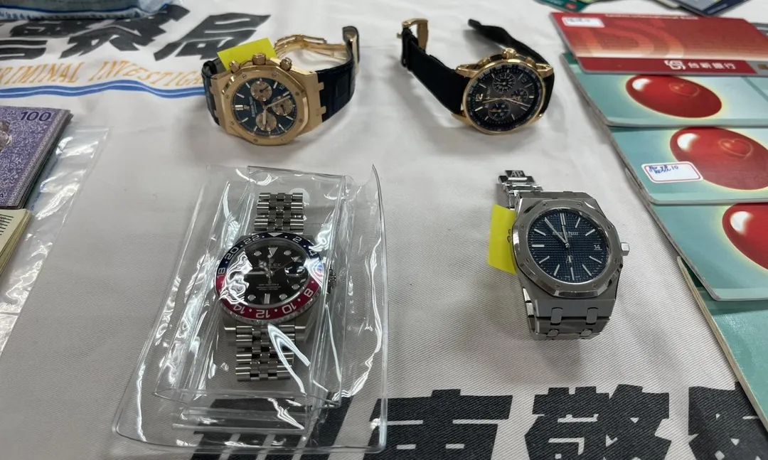 警方查扣高級名表。（圖／翻攝畫面）