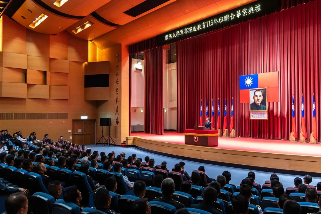 顧立雄主持國防大學軍事深造教育畢業典禮。(圖/國防部)