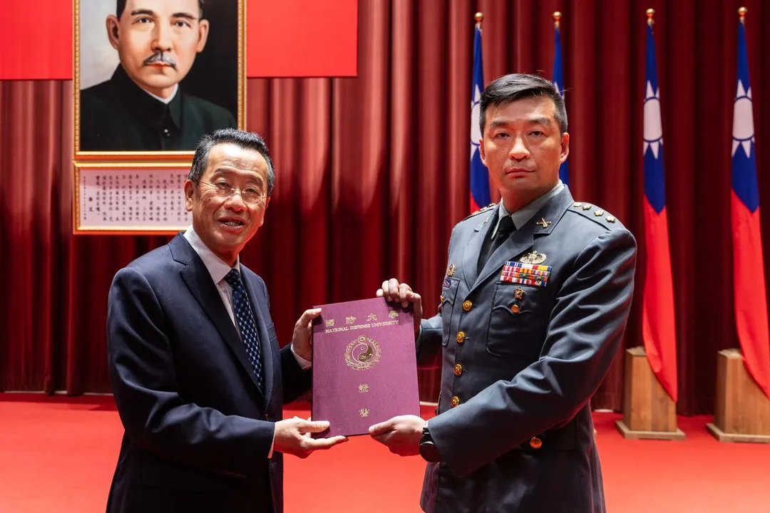 顧立雄頒發學官結業證書。(圖/國防部)