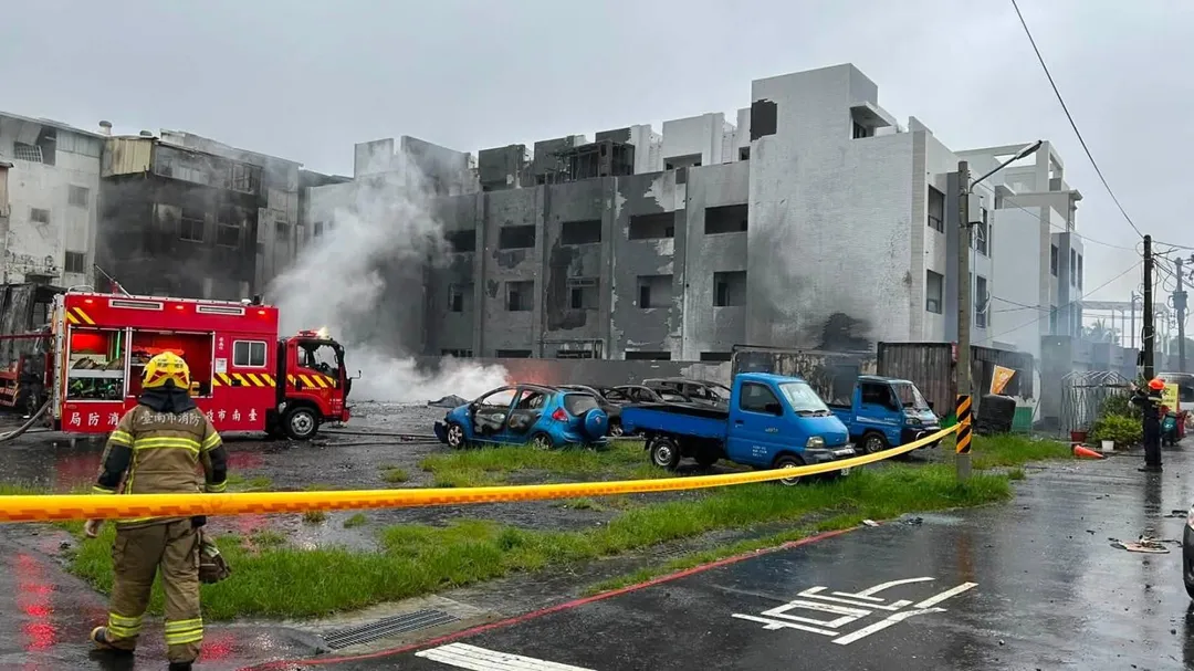 黃偉哲表示，對於違法棄置廢棄物、危害公共安全的行為，市府絕不寬貸，一定依法究責，並全力協助受災居民求償。&nbsp;（圖／翻攝黃偉哲臉書）
