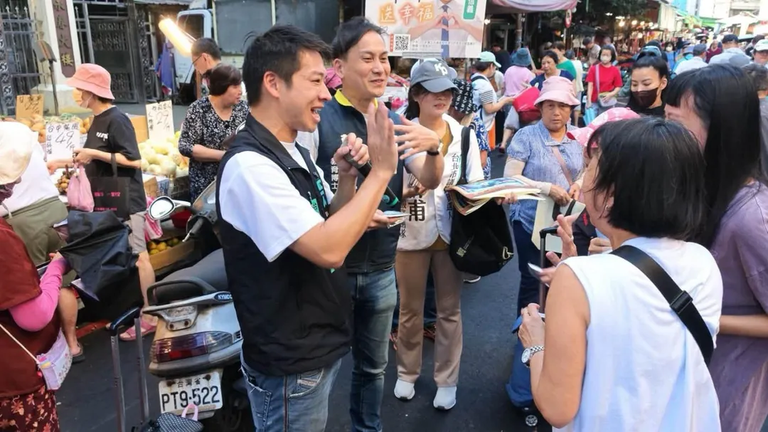 葉元之今日陪同許甫掃街拜票。(圖取自許甫臉書)