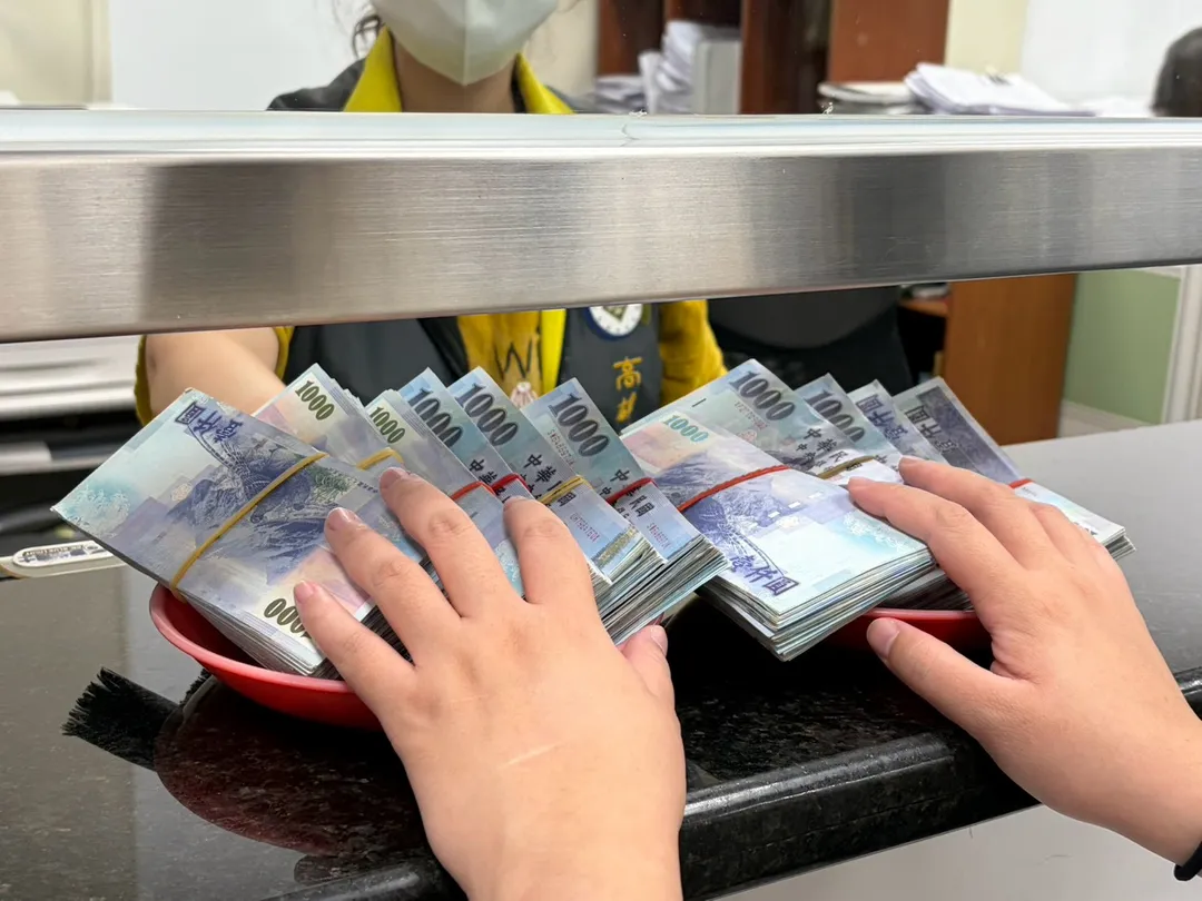負責人騎機車載400多萬元現金到分署繳清。（圖／法務部執行署高雄分署提供）