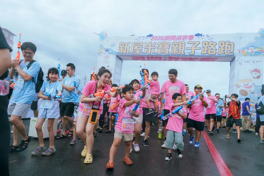 桃園市客家局今（22）日晨間在新屋區舉行「2026米寶路跑勇闖海客季」。（圖／桃園市客家局提供）