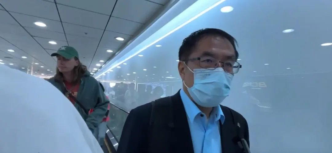 台南市長黃偉哲抵達桃園機場。(圖/中天新聞)