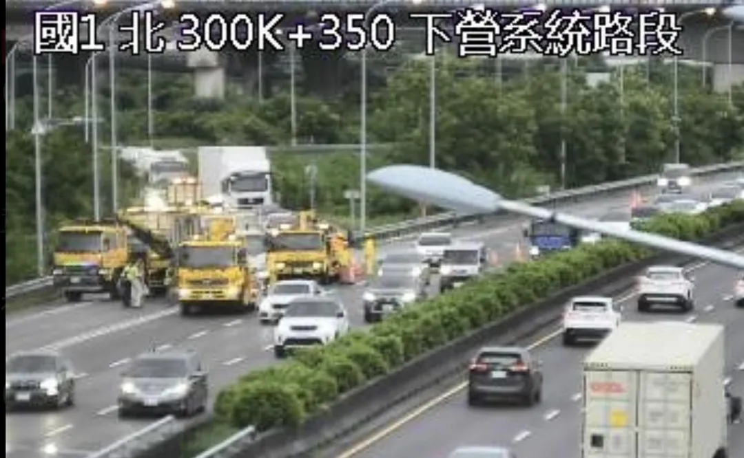 國道1號下營段發生火燒車造成回堵。（圖／翻攝自國道公路即時網）