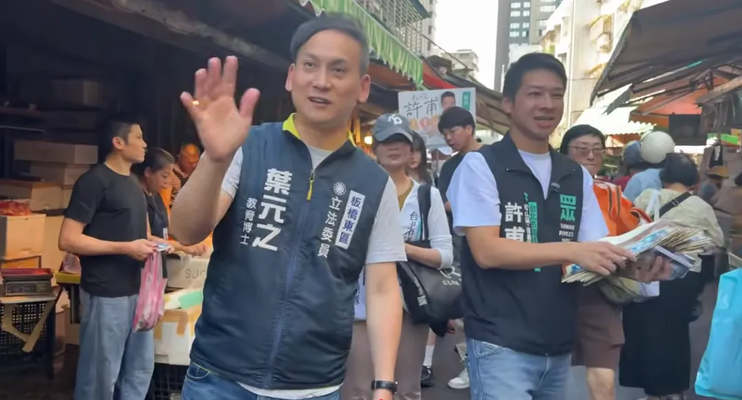 葉元之22日陪許甫市場掃街。（圖／翻攝葉元之YT）