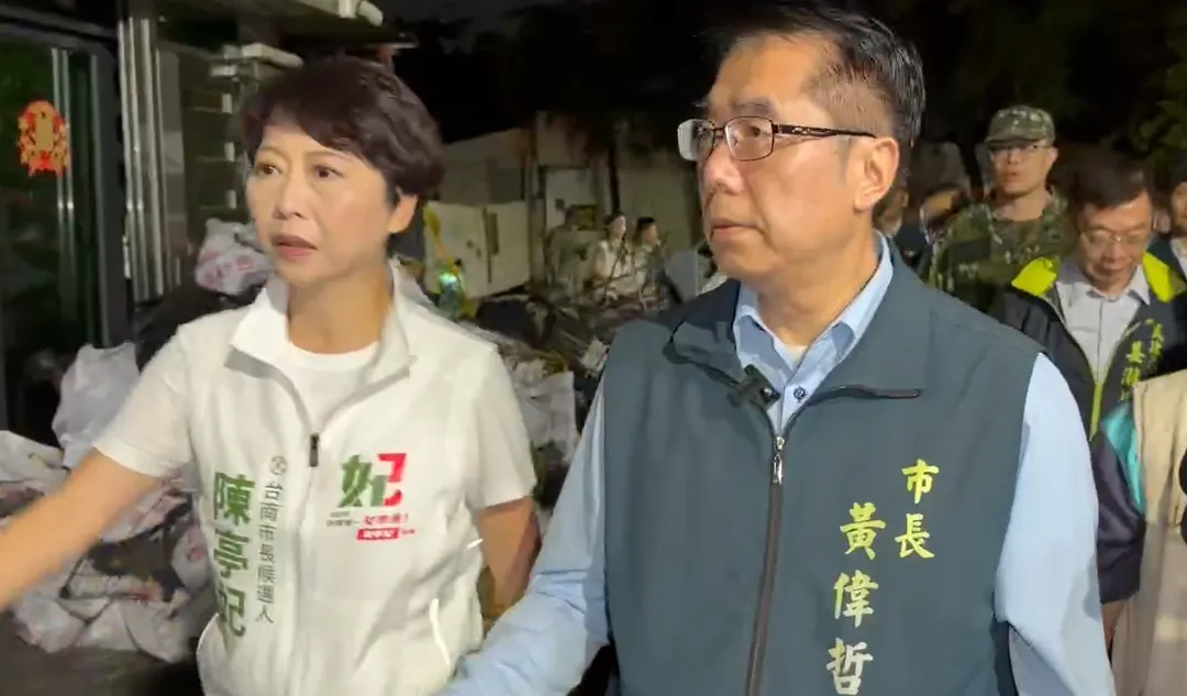 黃偉哲22日晚間前往爆炸發生地點，並與陳亭妃一同視察周邊受災情況。（圖／中天新聞）