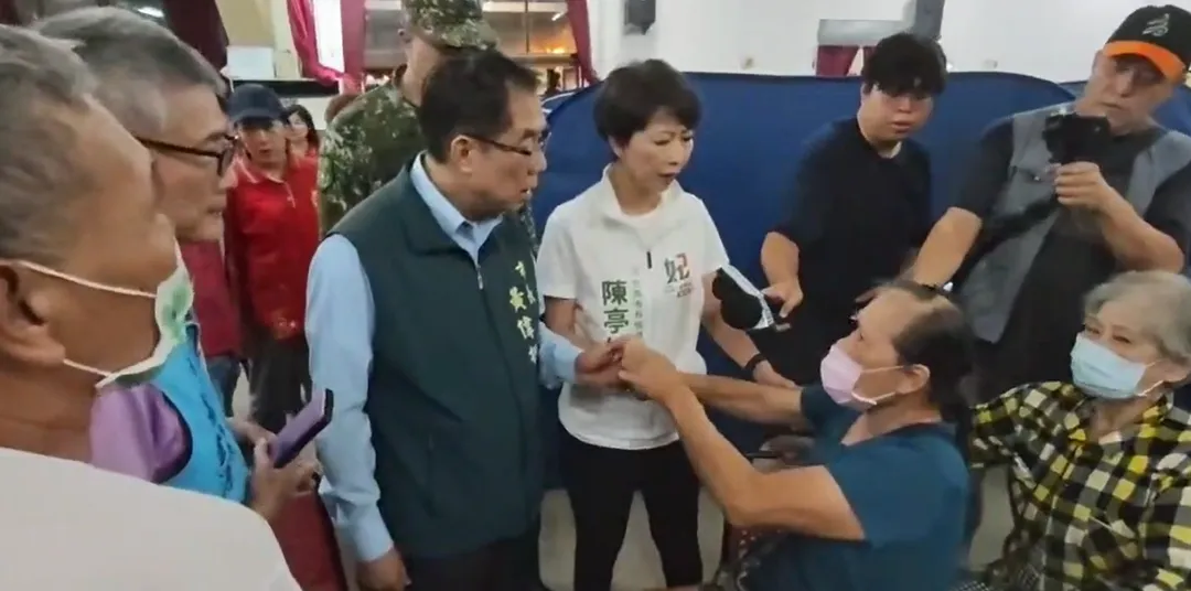 黃偉哲訪視獲安置民眾。（圖／中天新聞）