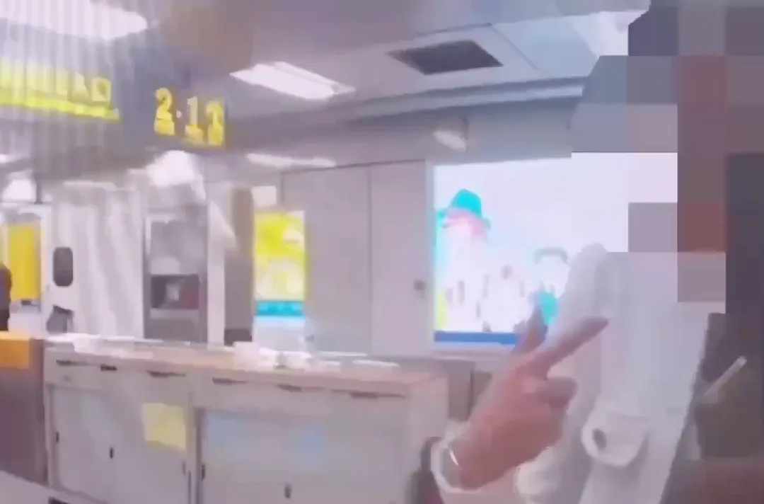 年輕女子氣炸表示是自己先挨打。（圖／警方提供）