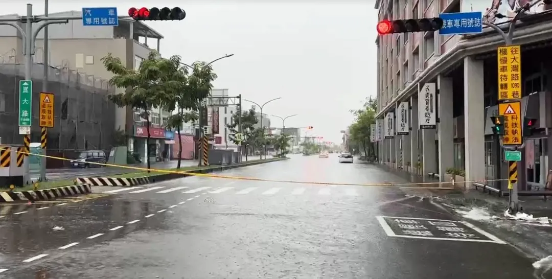 永康區崑大路淹水封閉。（圖／中天新聞）