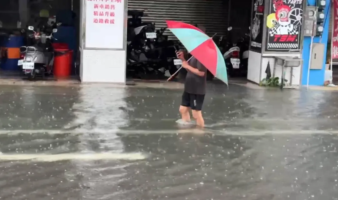 台南多地淹水，民眾涉水而行。（圖／中天新聞）