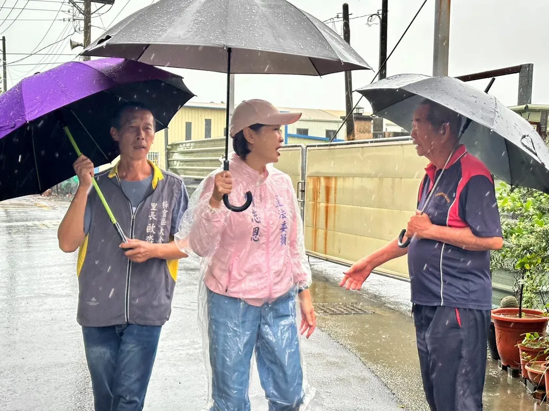 柯志恩赴梓官大舍甲區域關心雨災。（圖／柯辦提供）