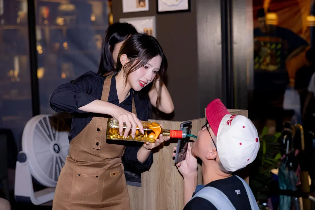 廉世彬看粉絲被灌酒。（圖／協奏曲文創提供）