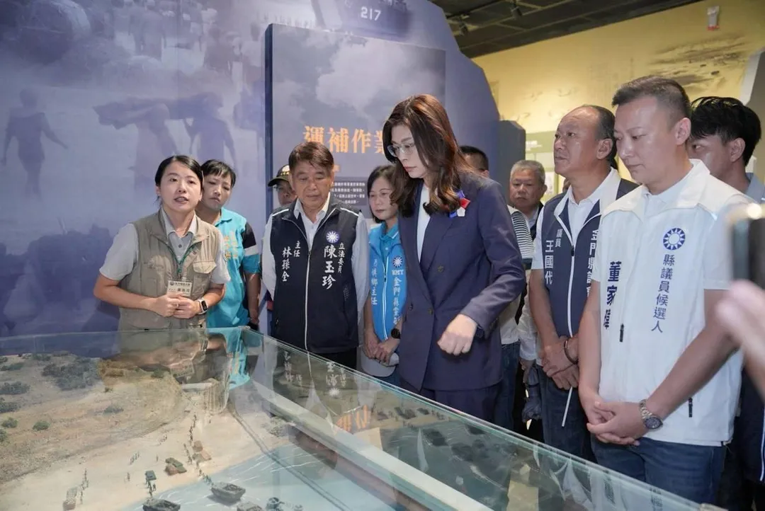 鄭麗文參觀八二三戰史館。（圖/國民黨提供）