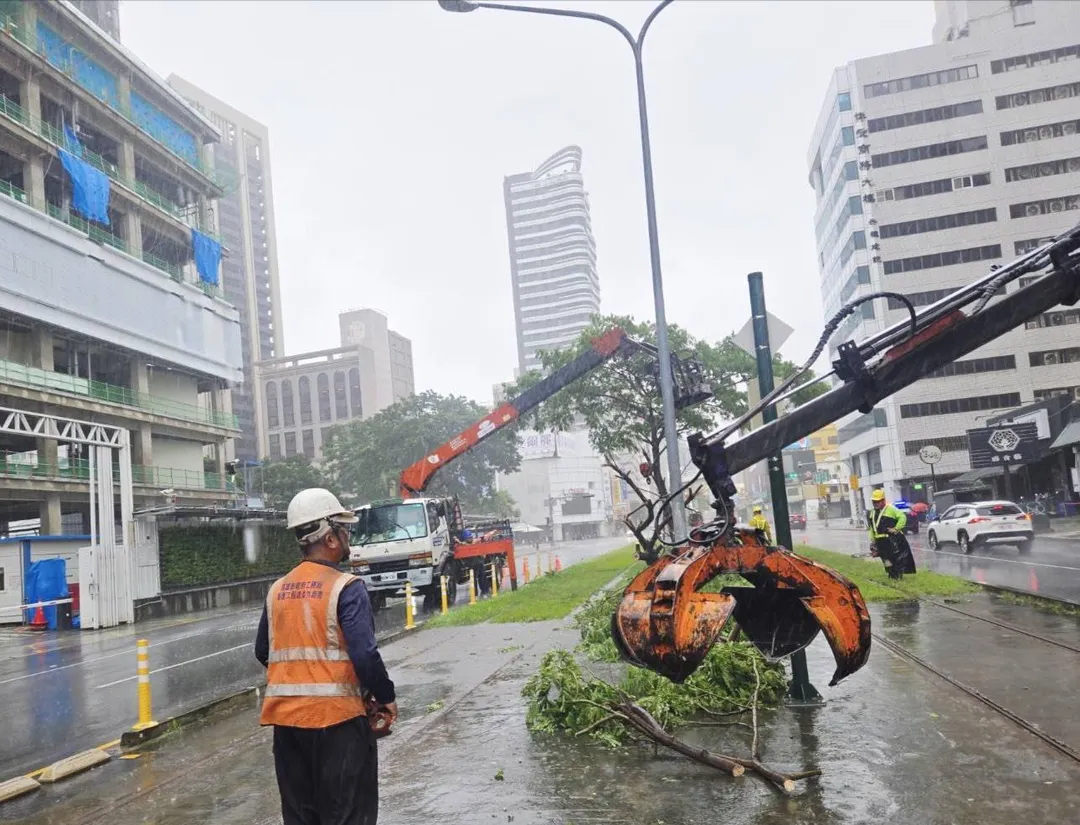 相關單位趕來處理。（圖／中天新聞）