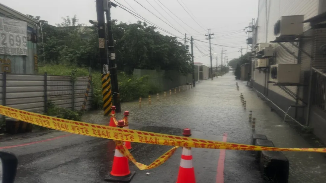 高雄連日豪雨導致排水不及。（圖／翻攝畫面）
