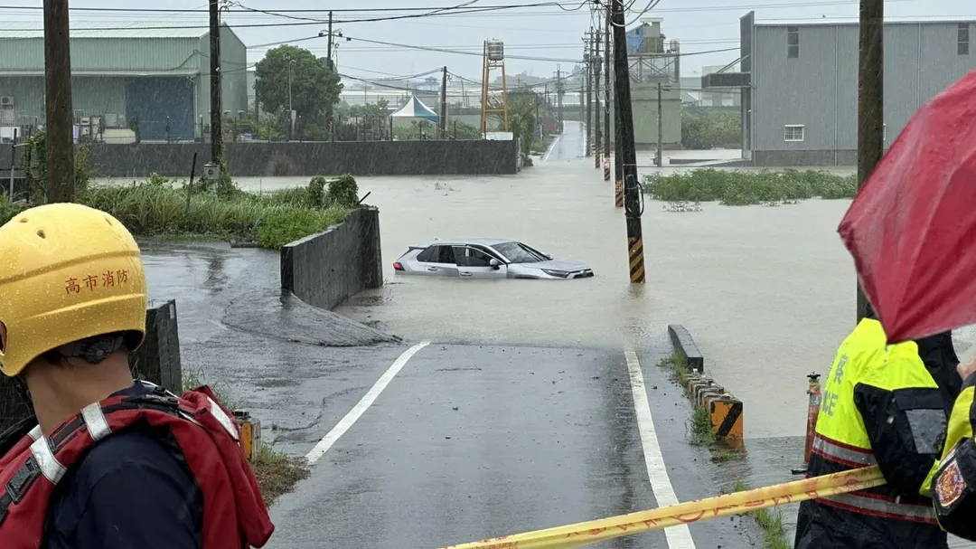 高雄連日豪雨導致鳥松區北堤街發生嚴重積水。（圖／翻攝畫面）