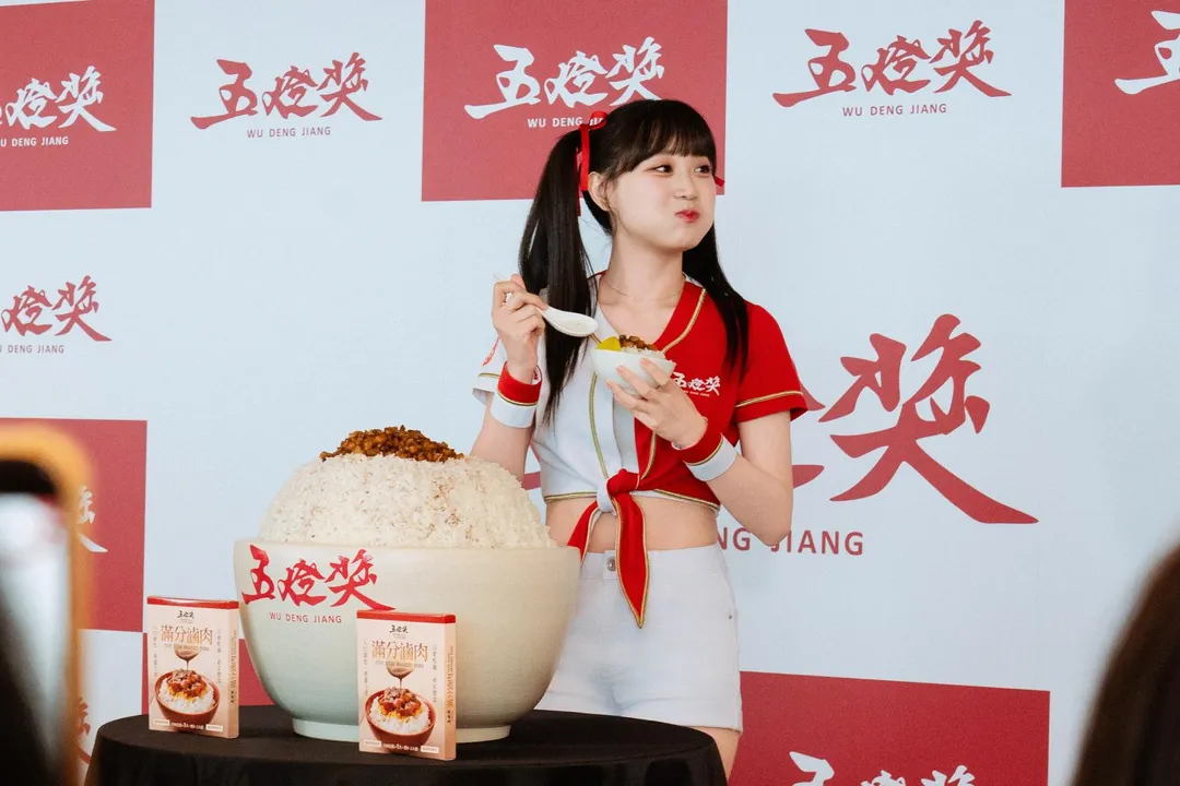 邊荷律22日出席美食品牌一日店長活動。（圖／五燈獎提供）