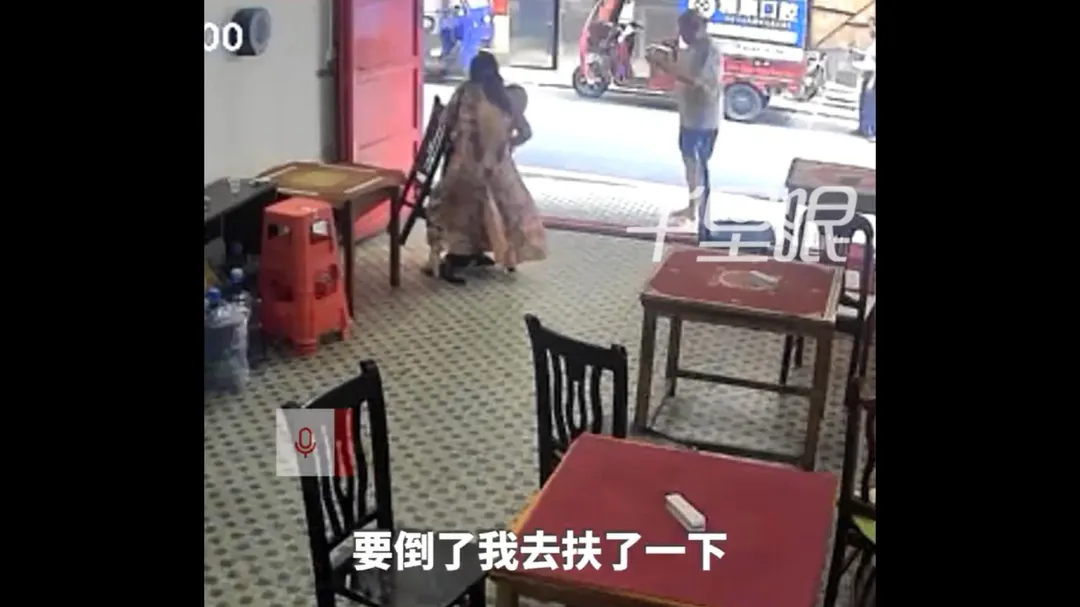 店主夫妻發現老翁昏倒後立即通報並協助送醫。（圖／翻攝搜狐千里眼）