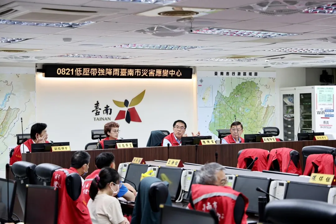 台南市長黃偉哲坐鎮0821低壓帶強降雨台南市災害應變中心。(圖/台南市政府提供)
