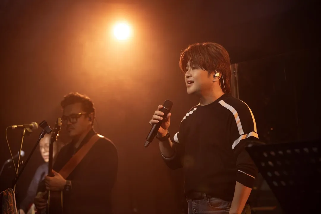蘇震洋去年推出首張EP《不晚》後，意外收到許多久未聯絡的老同學傳來祝福。（圖／綵星娛樂 提供）