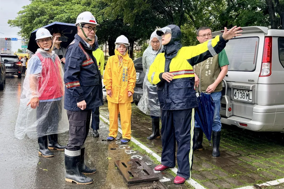高雄市長陳其邁視察地方災情。（圖／高雄市政府提供）