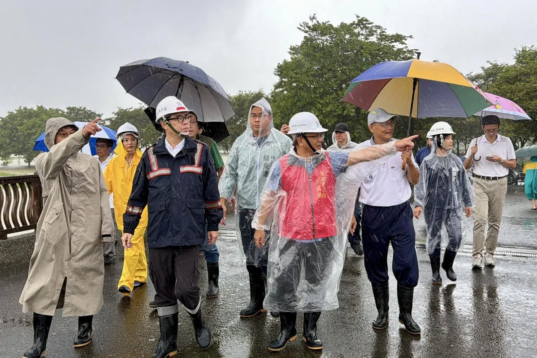 高雄市長陳其邁視察地方災情。（圖／高雄市政府提供）