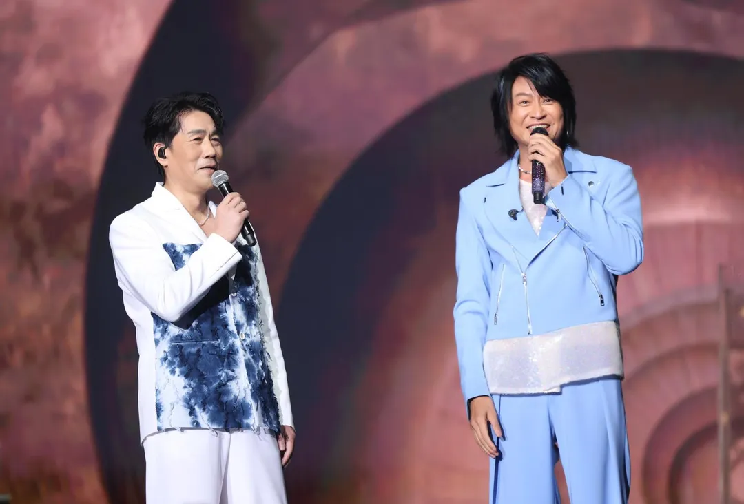羅時豐與游鴻明一同演唱〈癡心沉落海〉、〈善變的臉〉、〈茫茫到深更〉、〈戀上一個人〉、〈無言的結局〉等歌曲。（圖／寬宏藝術提供）