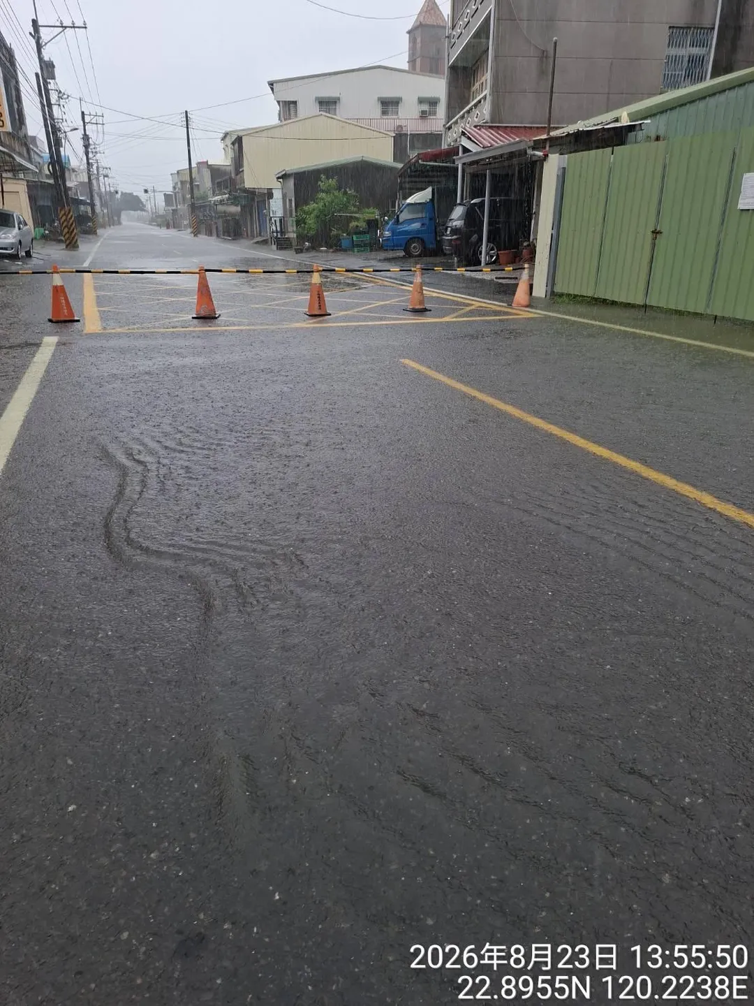 高雄地區23日豪雨不斷,湖內區台17甲線和平路段因積水暫時封閉雙向車道。(圖/公路局南區養護工程分局提供)