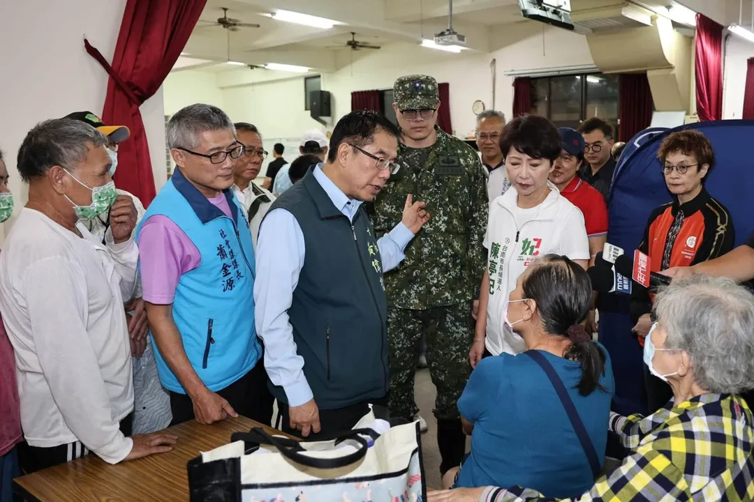 黃偉哲訪視、慰問受災民眾。（圖／翻攝黃偉哲臉書）