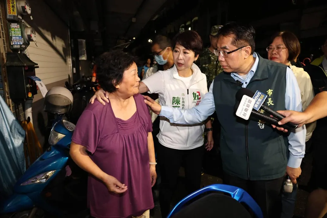 黃偉哲訪視、慰問受災民眾。（圖／翻攝黃偉哲臉書）