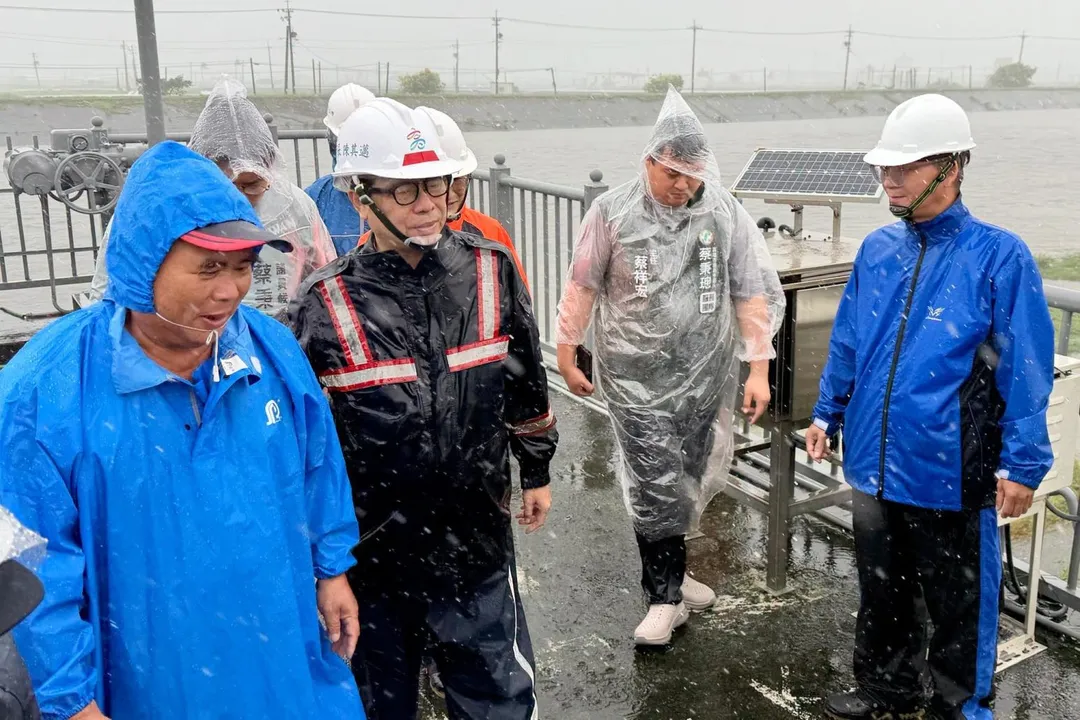 陳其邁視察防災整備情況。(圖/翻攝陳其邁臉書)