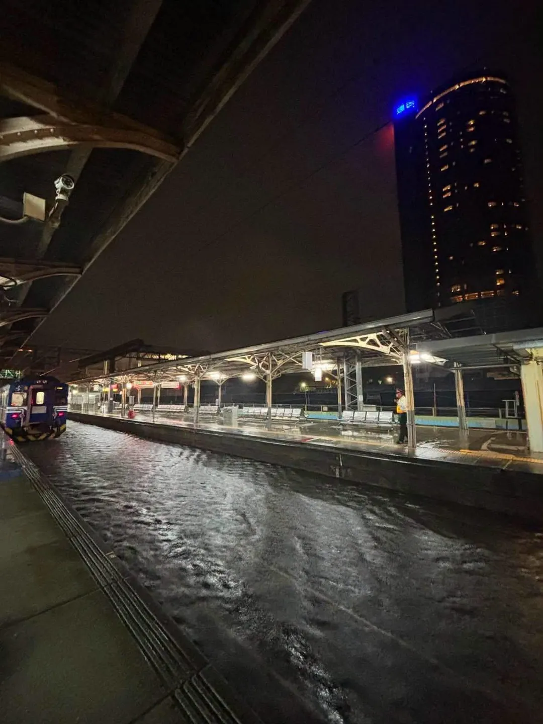 台南車站慘變碼頭。(圖/翻攝三鐵情報社:事故通報與鐵道事件分享臉書)