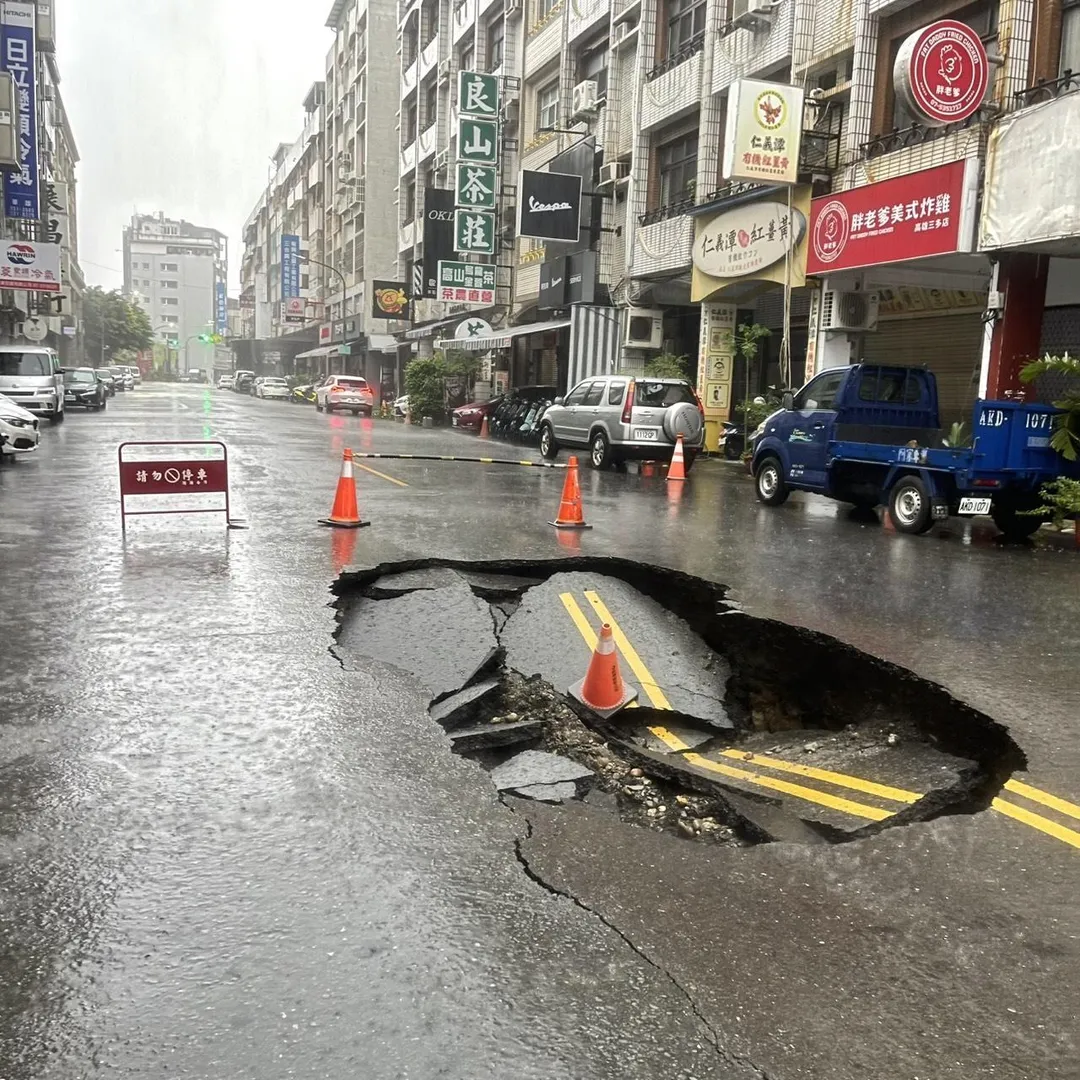 巨坑現場。（圖／記者爆料網）