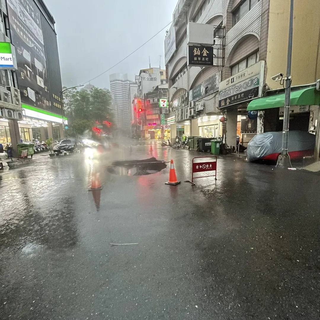 巨坑現場。（圖／記者爆料網）