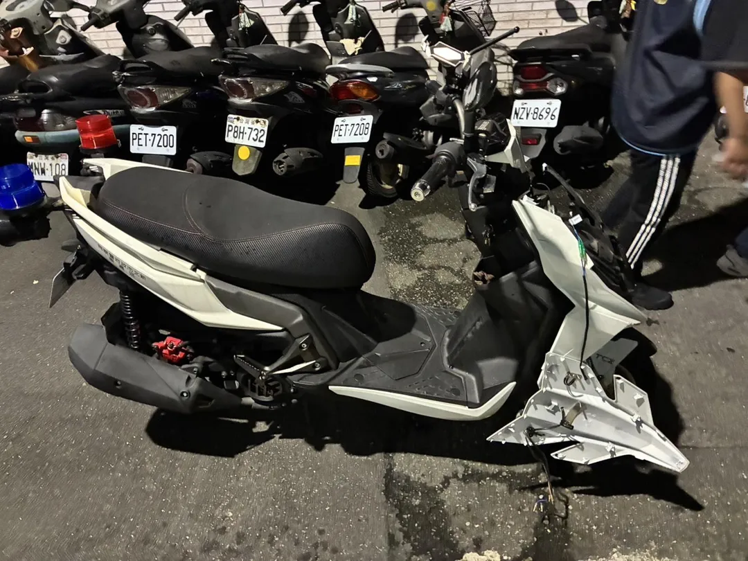 遭撞毀的警用機車。（圖／警方提供）